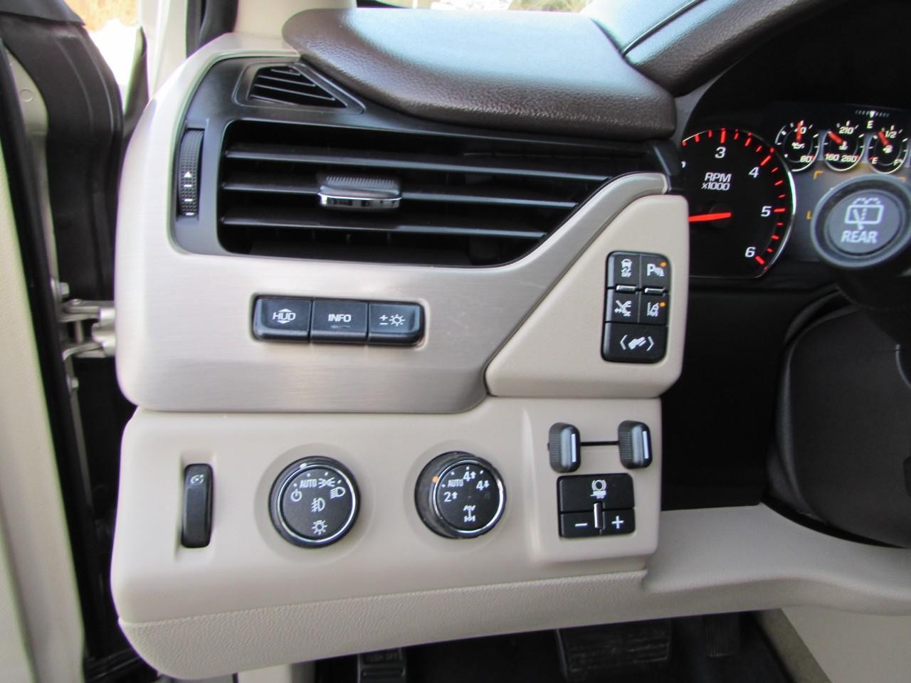 GMC Yukon XL Vehicle Full-screen Gallery Image 13