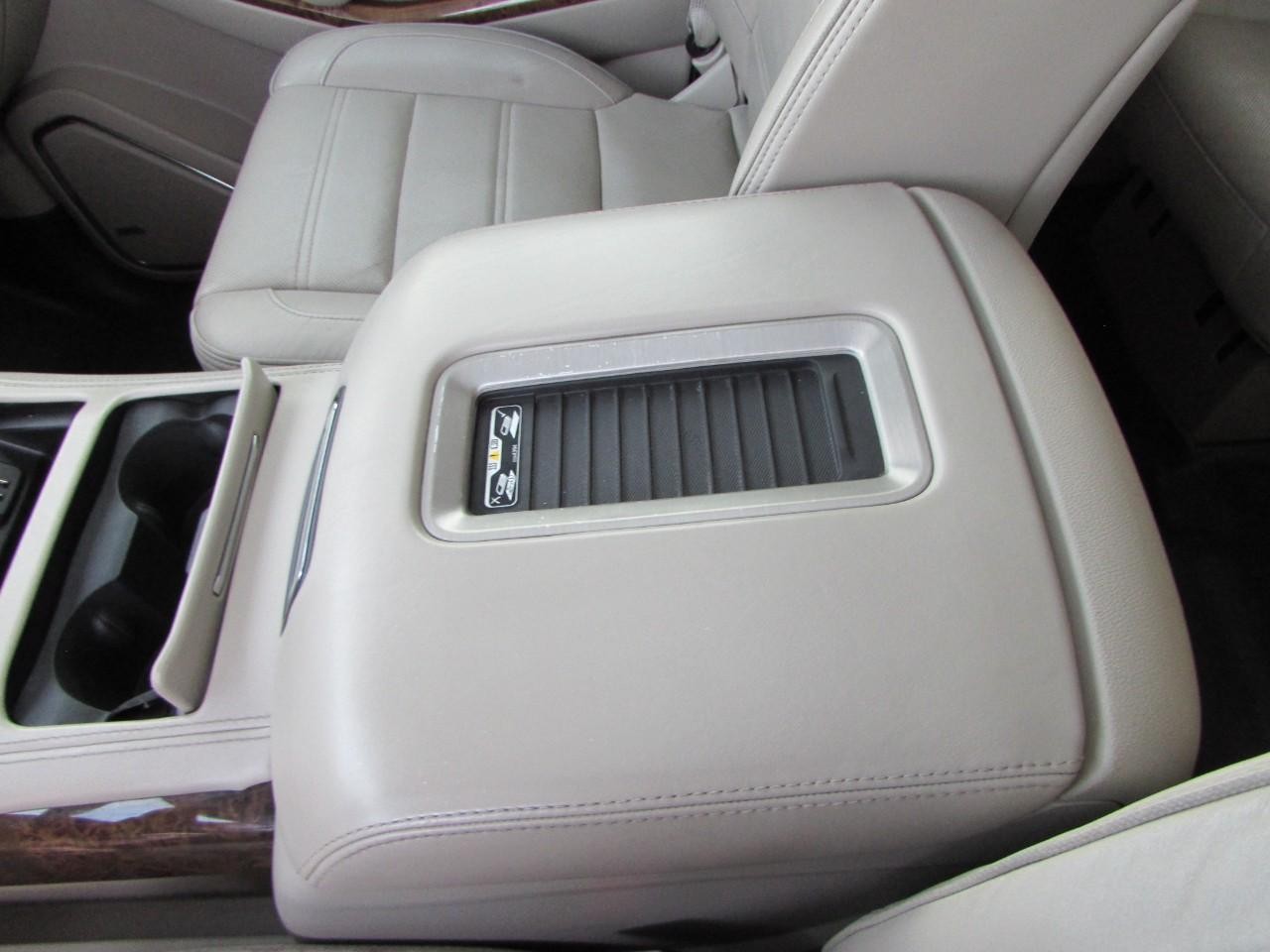 GMC Yukon XL Vehicle Full-screen Gallery Image 21