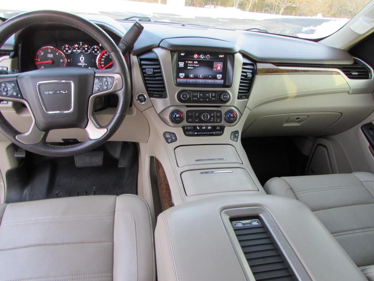 GMC Yukon XL Vehicle Full-screen Gallery Image 23