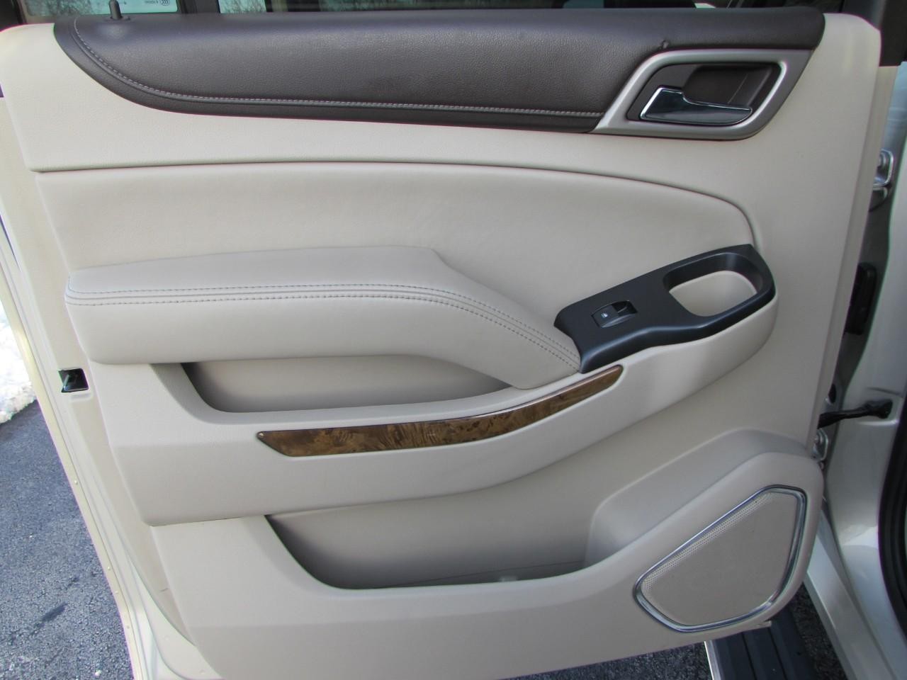 GMC Yukon XL Vehicle Full-screen Gallery Image 24