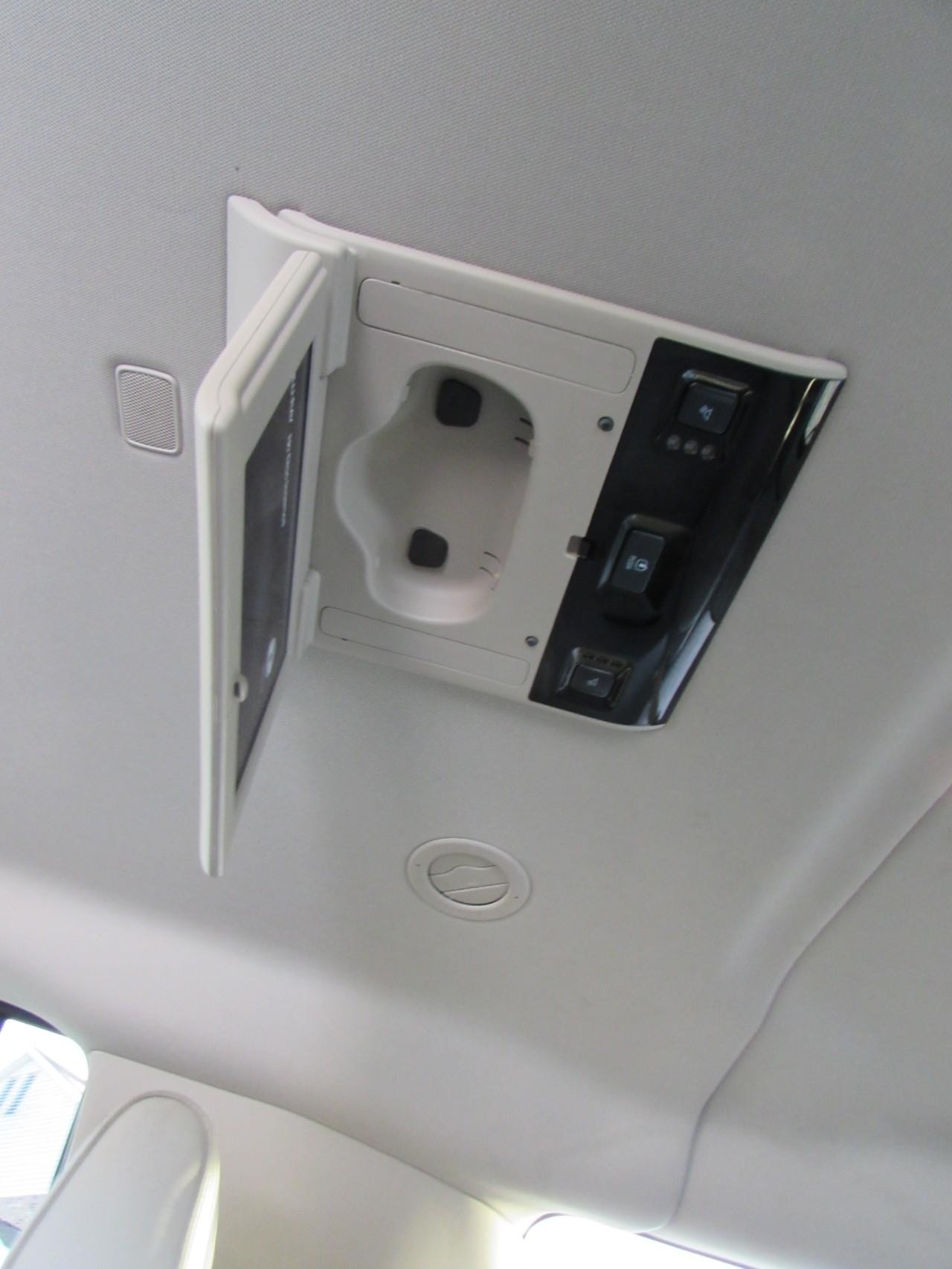 GMC Yukon XL Vehicle Full-screen Gallery Image 30