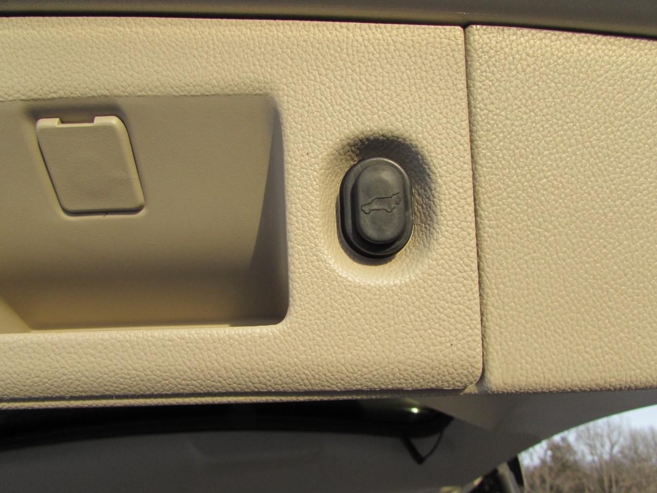 GMC Yukon XL Vehicle Full-screen Gallery Image 32