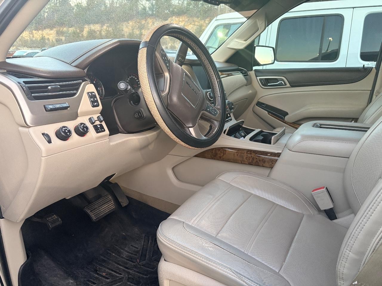 GMC Yukon XL Vehicle Full-screen Gallery Image 36