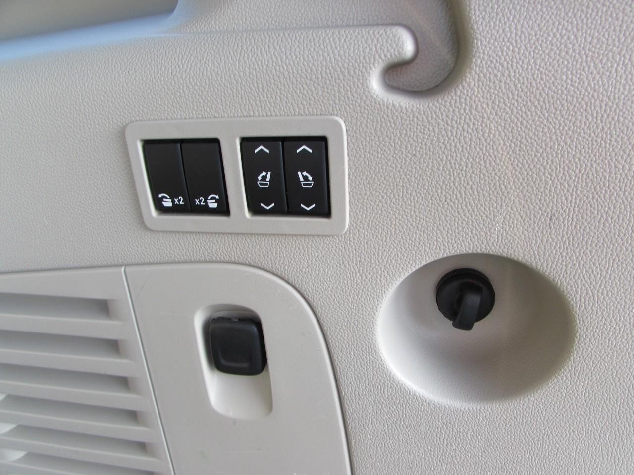 GMC Yukon XL Vehicle Full-screen Gallery Image 37