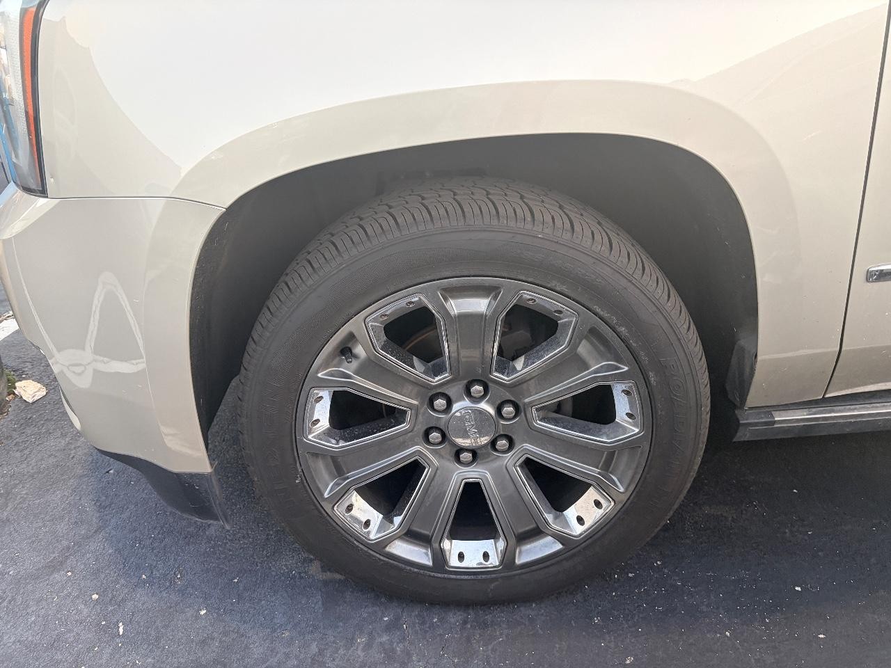 GMC Yukon XL Vehicle Full-screen Gallery Image 40