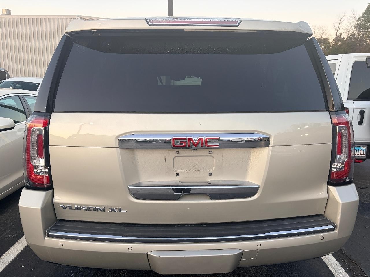 GMC Yukon XL Vehicle Full-screen Gallery Image 42