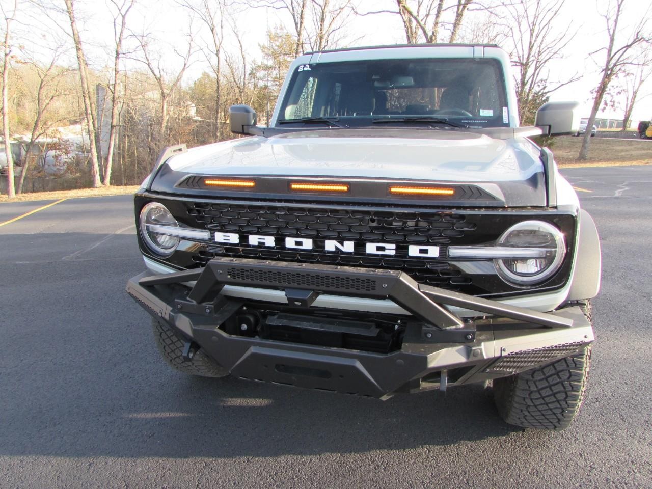 Ford Bronco Vehicle Full-screen Gallery Image 02