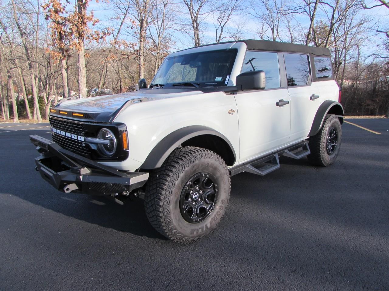 Ford Bronco Vehicle Full-screen Gallery Image 03