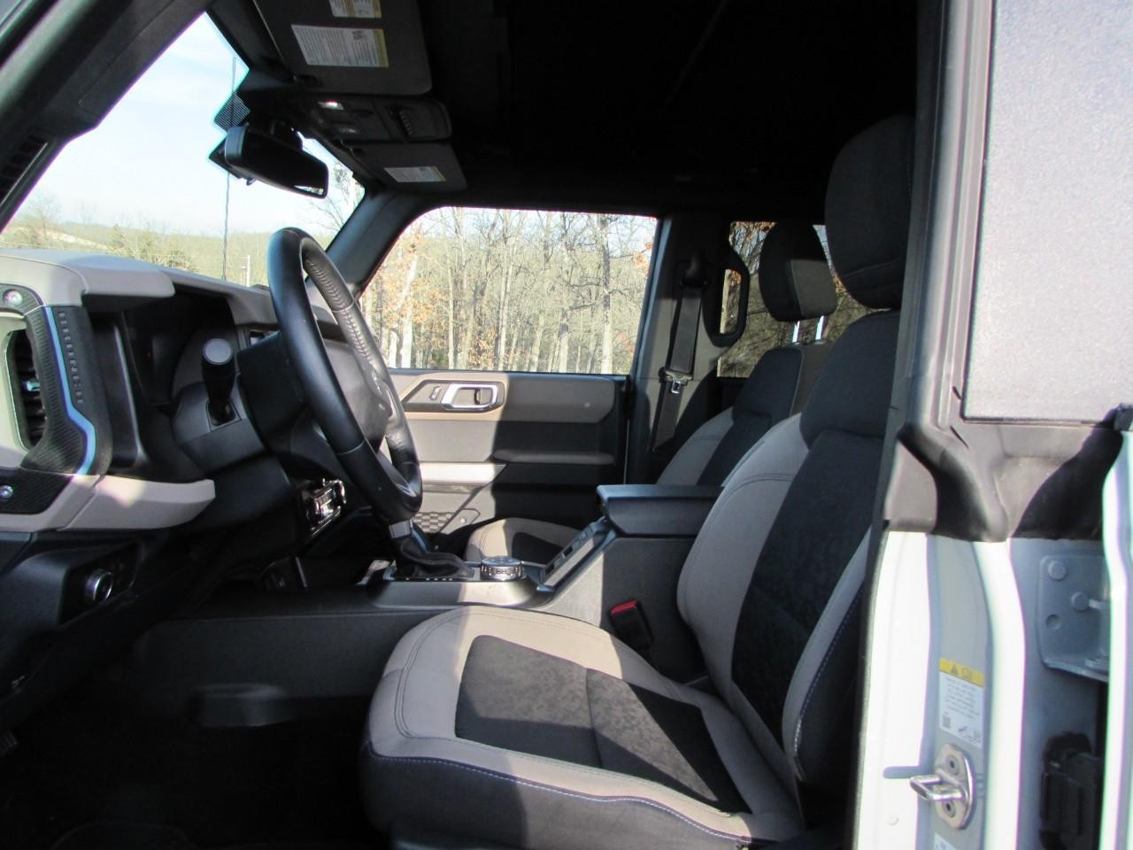 Ford Bronco Vehicle Full-screen Gallery Image 05