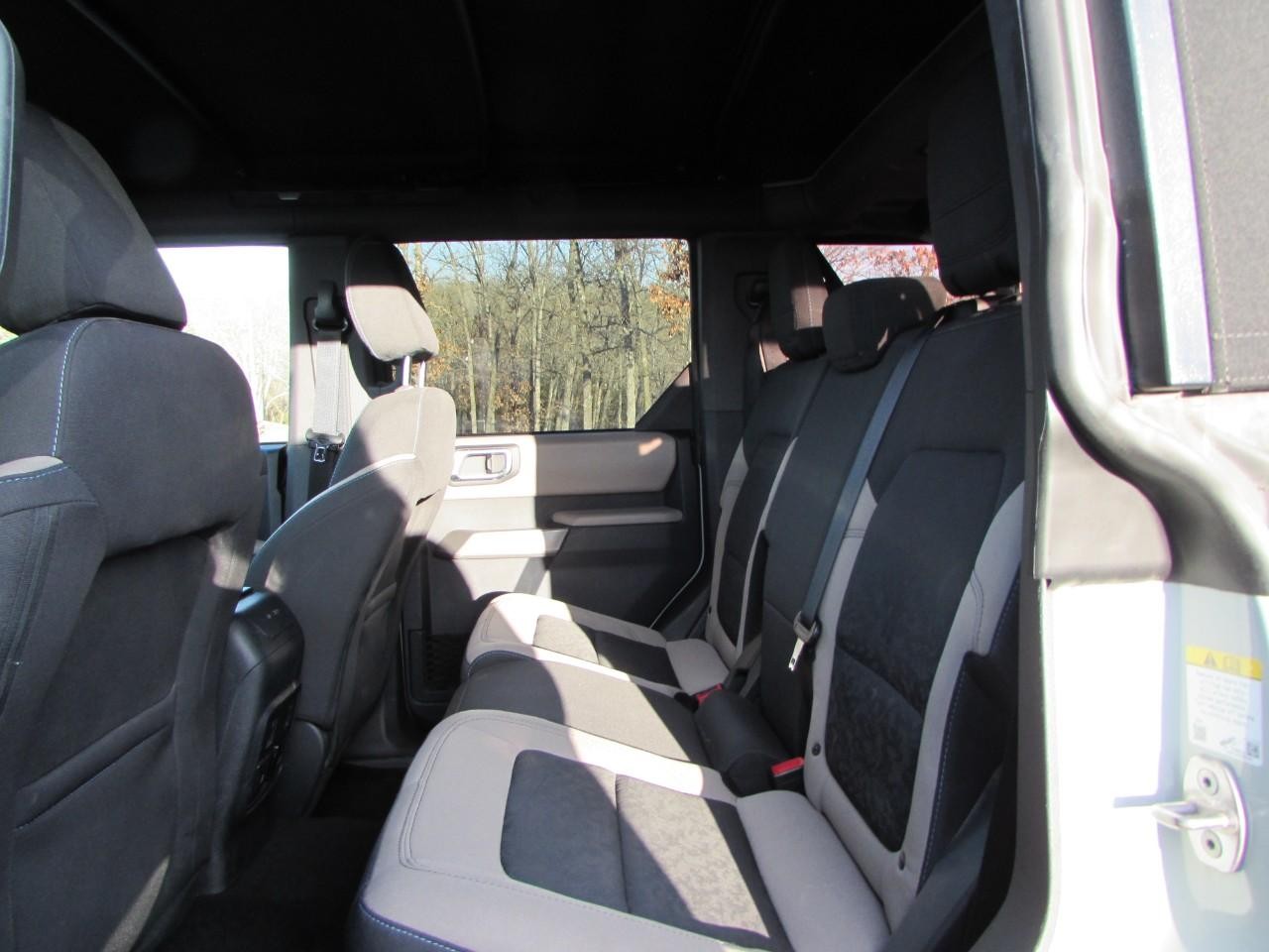 Ford Bronco Vehicle Full-screen Gallery Image 06