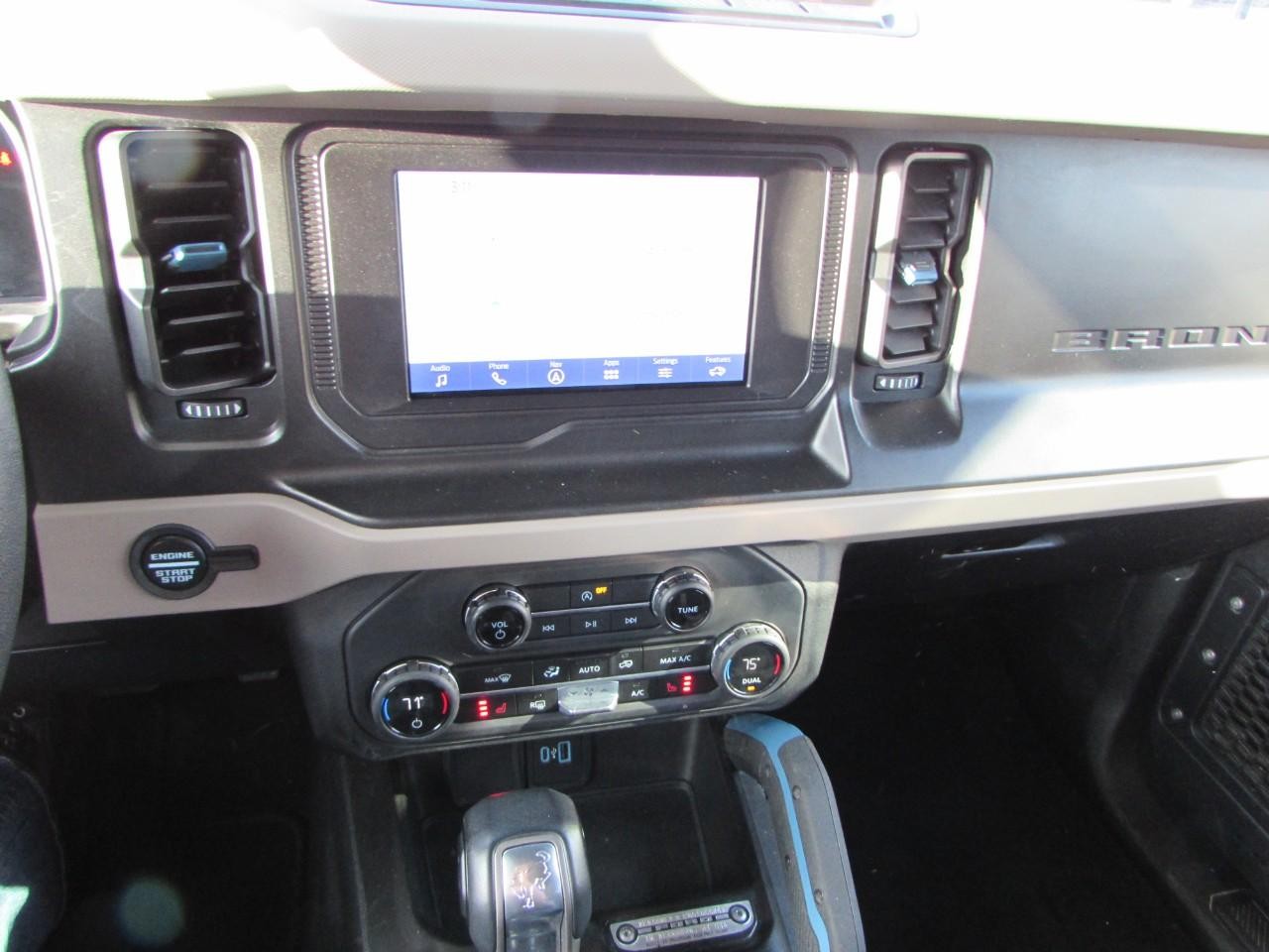 Ford Bronco Vehicle Full-screen Gallery Image 07