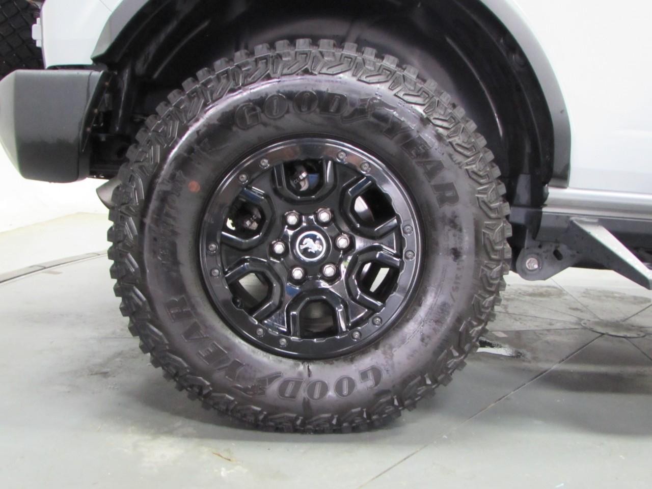 Ford Bronco Vehicle Full-screen Gallery Image 09