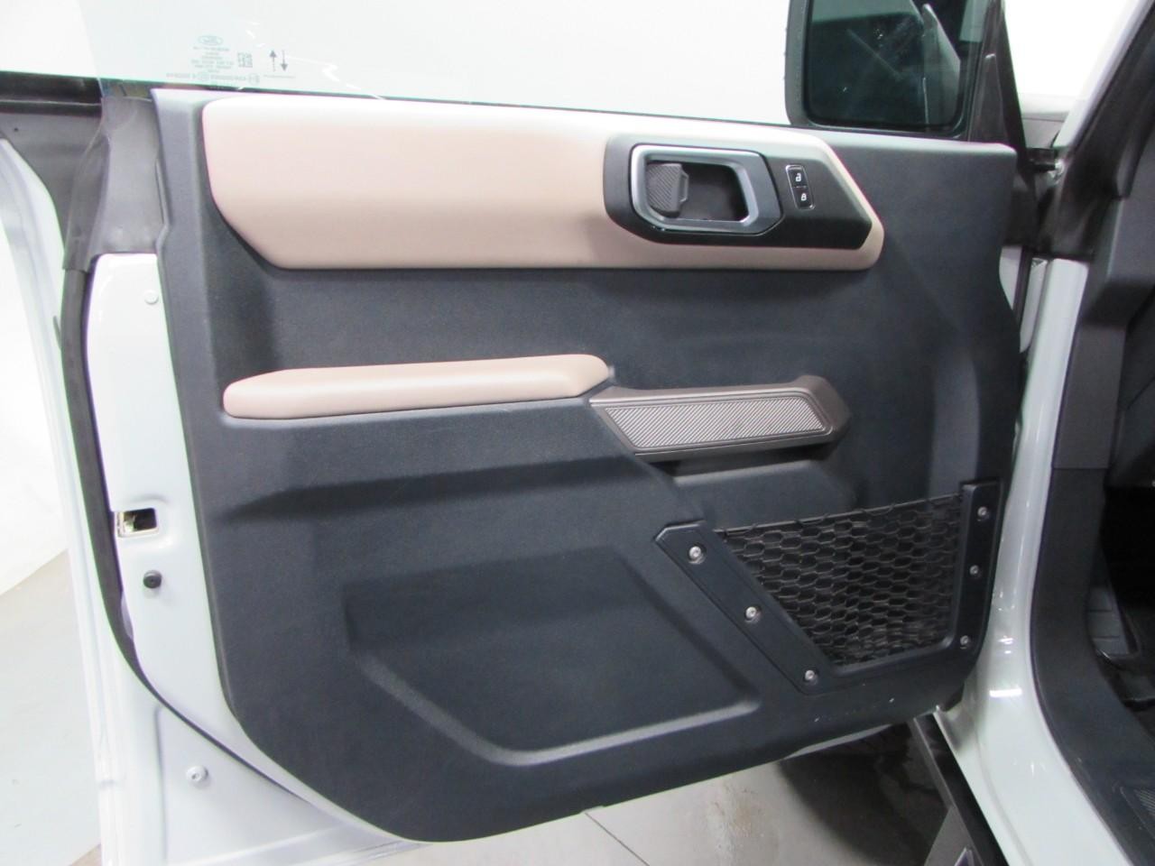 Ford Bronco Vehicle Full-screen Gallery Image 12