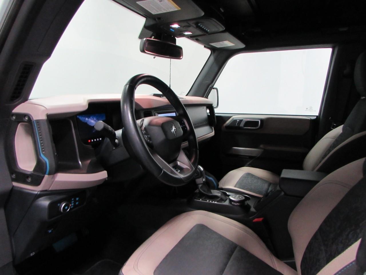 Ford Bronco Vehicle Full-screen Gallery Image 13