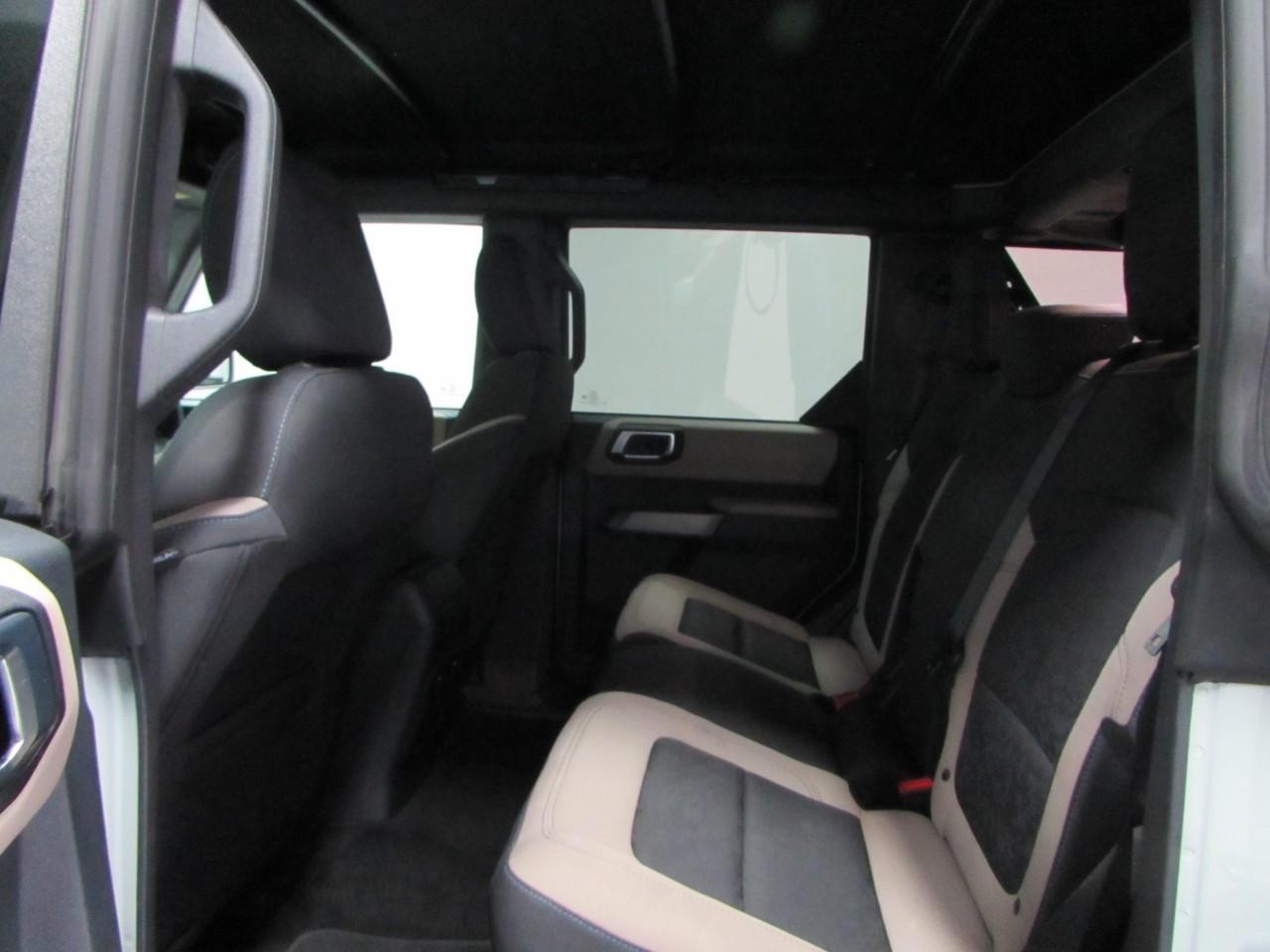 Ford Bronco Vehicle Full-screen Gallery Image 15