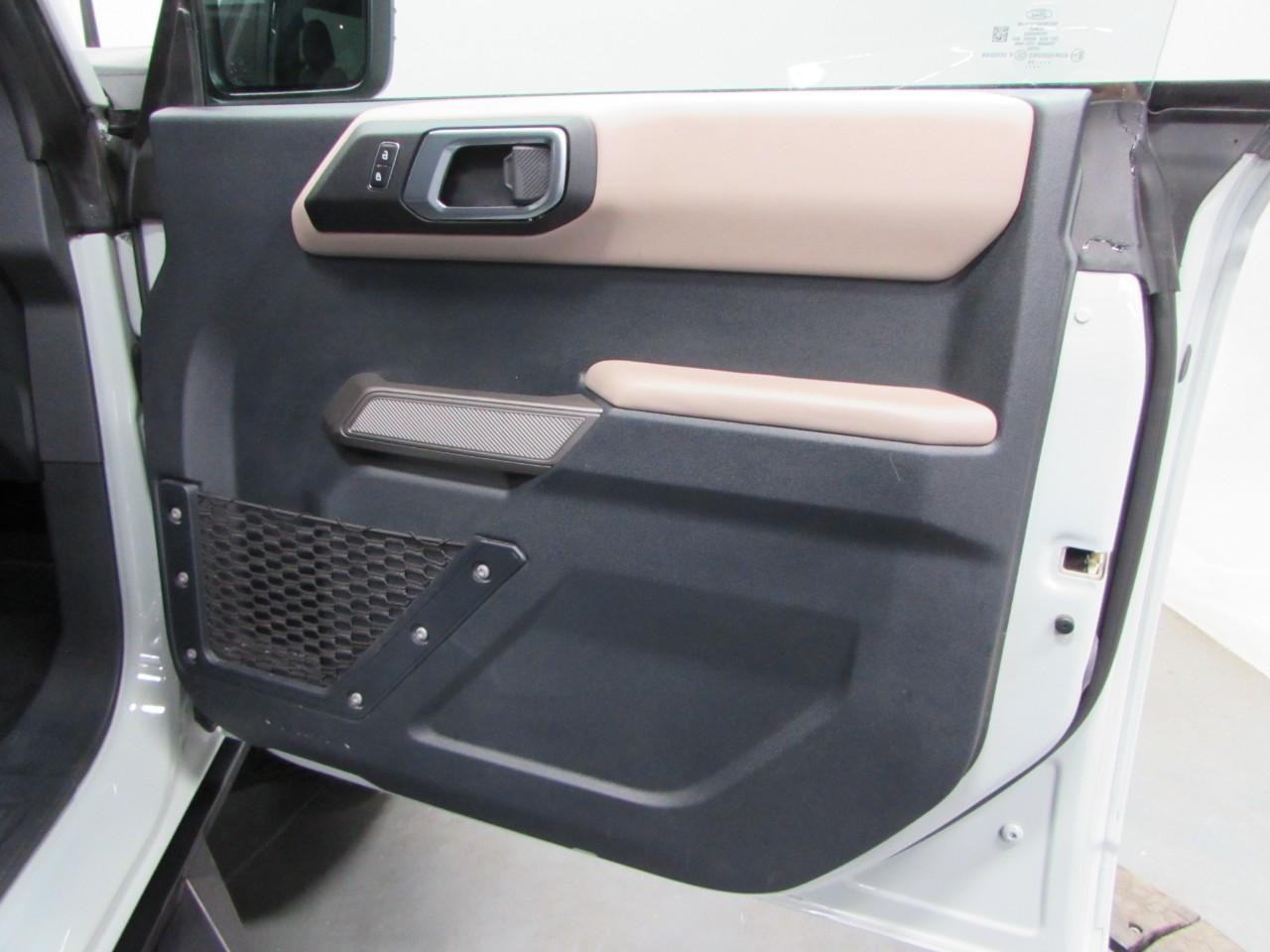 Ford Bronco Vehicle Full-screen Gallery Image 16