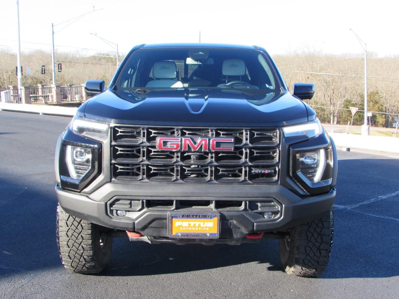 GMC Canyon Vehicle Full-screen Gallery Image 02