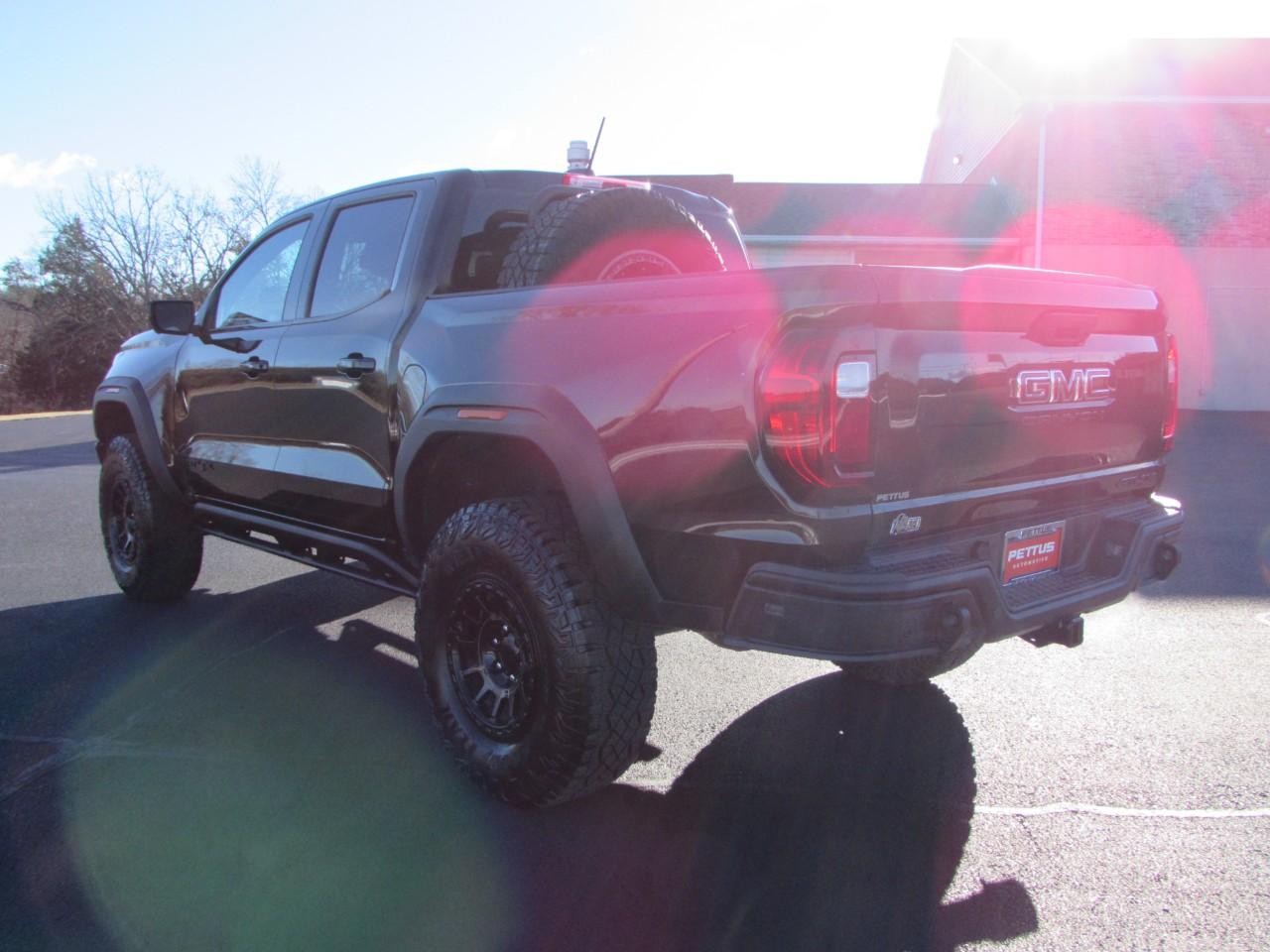 GMC Canyon Vehicle Full-screen Gallery Image 05