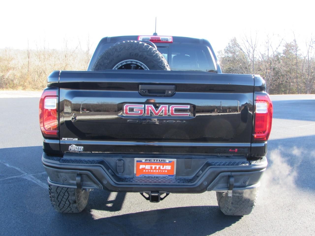 GMC Canyon Vehicle Full-screen Gallery Image 06