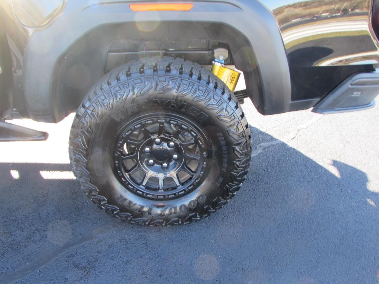 GMC Canyon Vehicle Full-screen Gallery Image 11