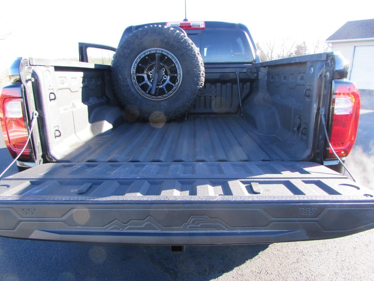 GMC Canyon Vehicle Full-screen Gallery Image 13