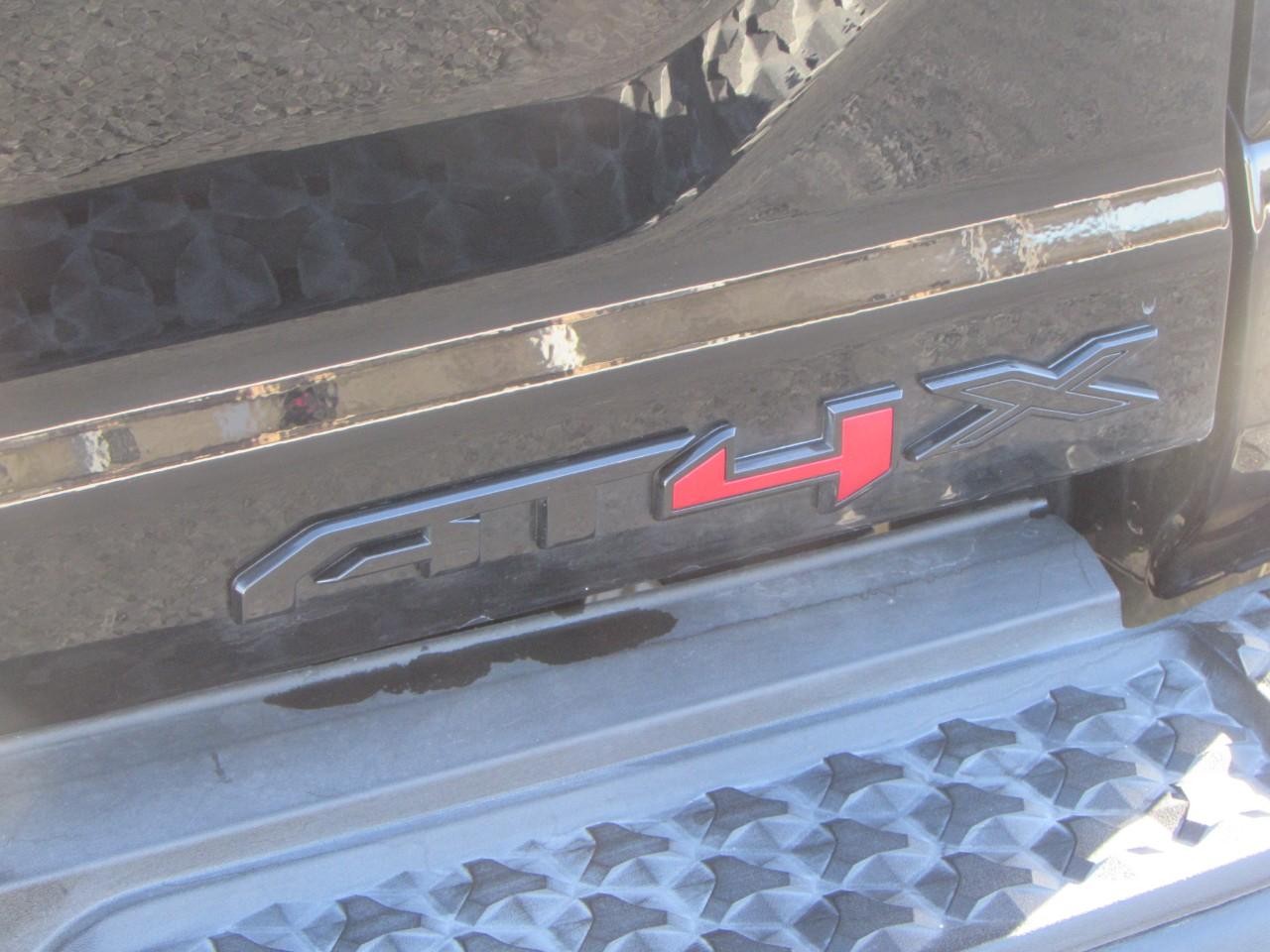 GMC Canyon Vehicle Full-screen Gallery Image 14