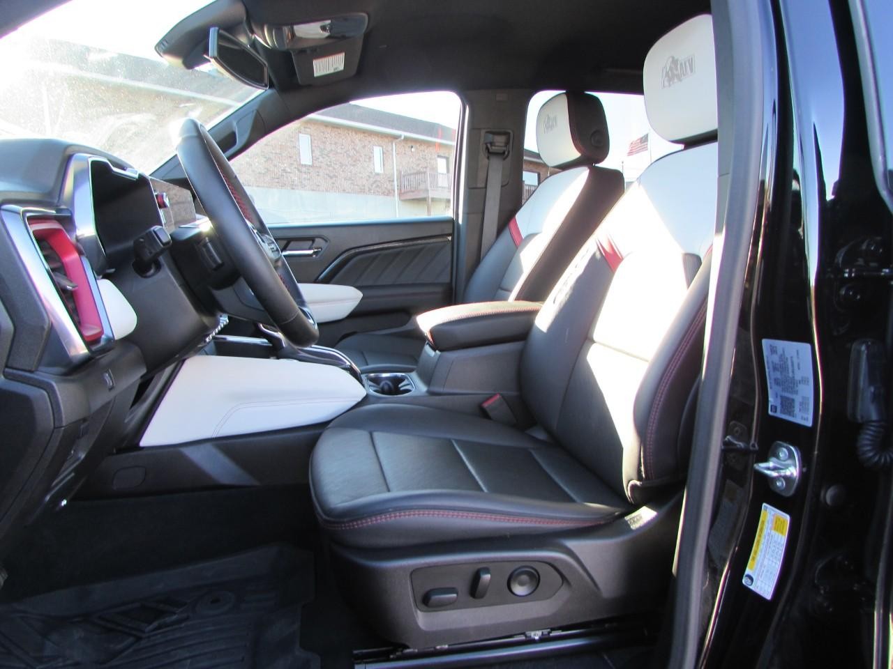 GMC Canyon Vehicle Full-screen Gallery Image 16