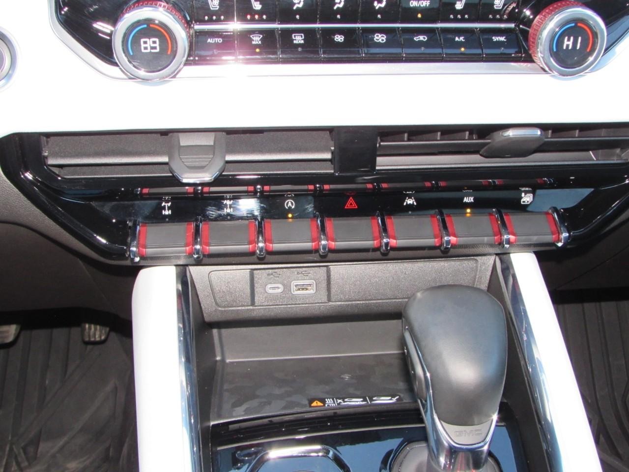 GMC Canyon Vehicle Full-screen Gallery Image 25