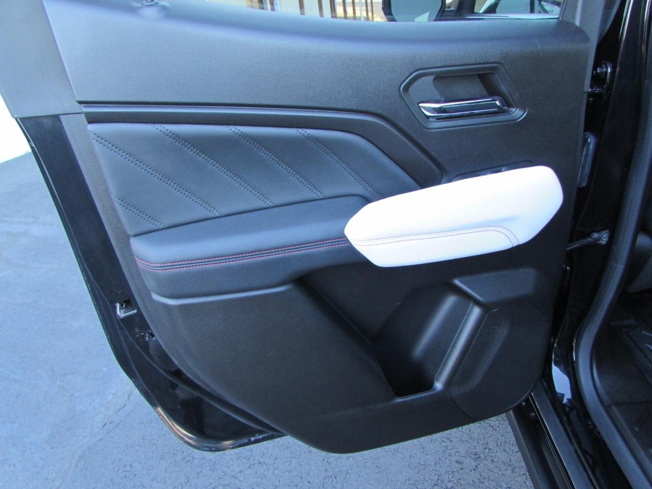 GMC Canyon Vehicle Full-screen Gallery Image 28