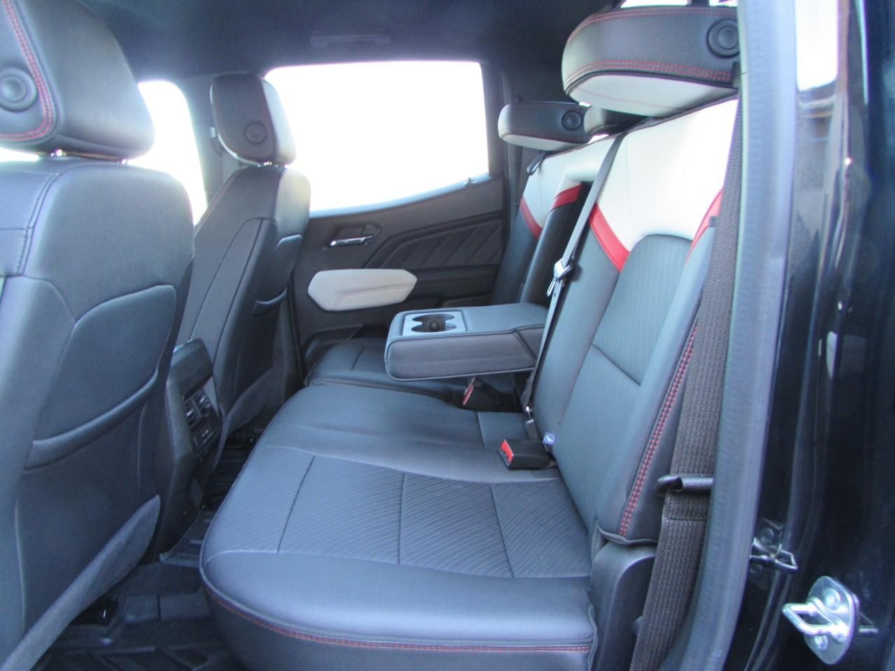 GMC Canyon Vehicle Full-screen Gallery Image 29