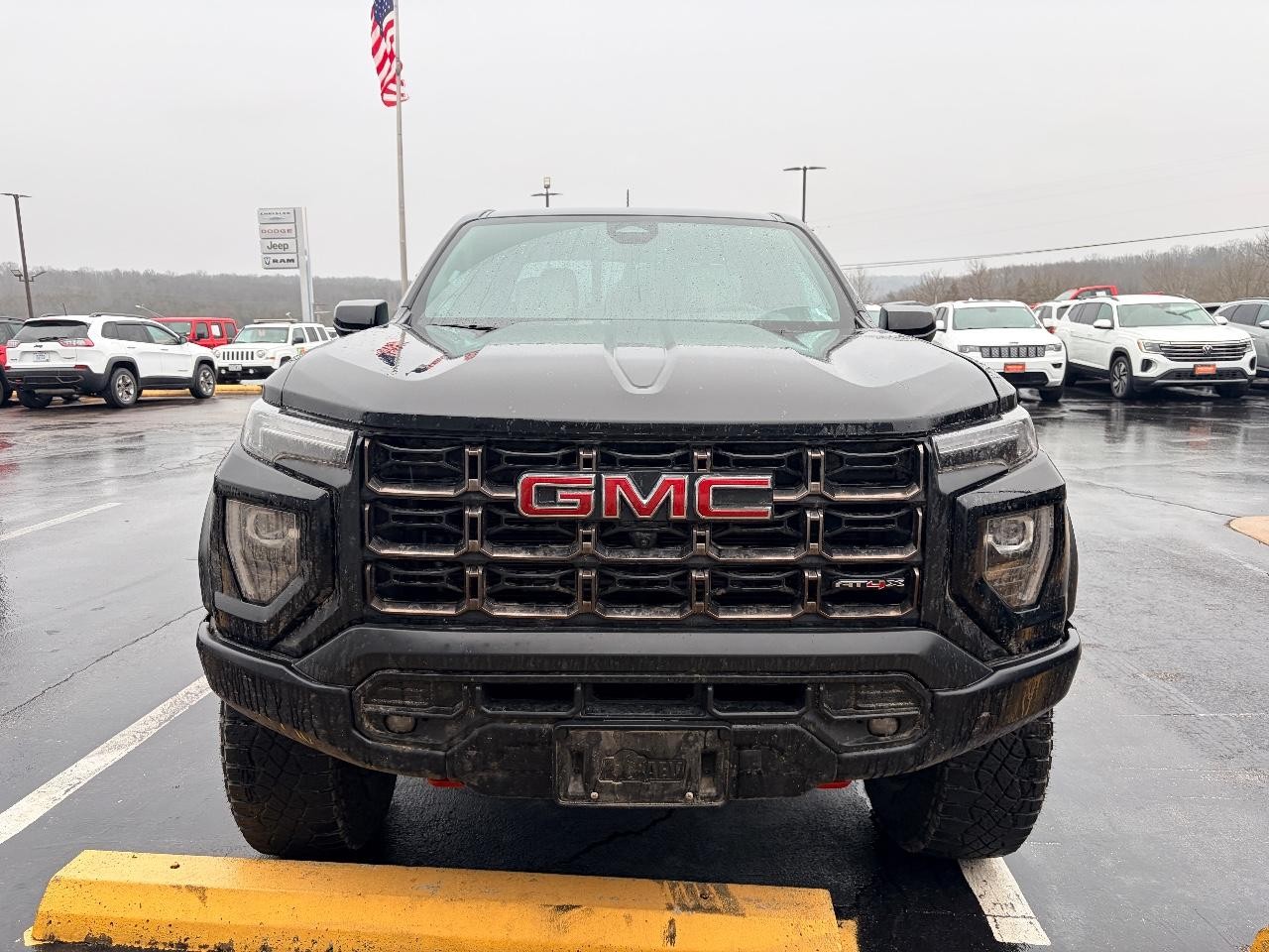 GMC Canyon Vehicle Full-screen Gallery Image 35