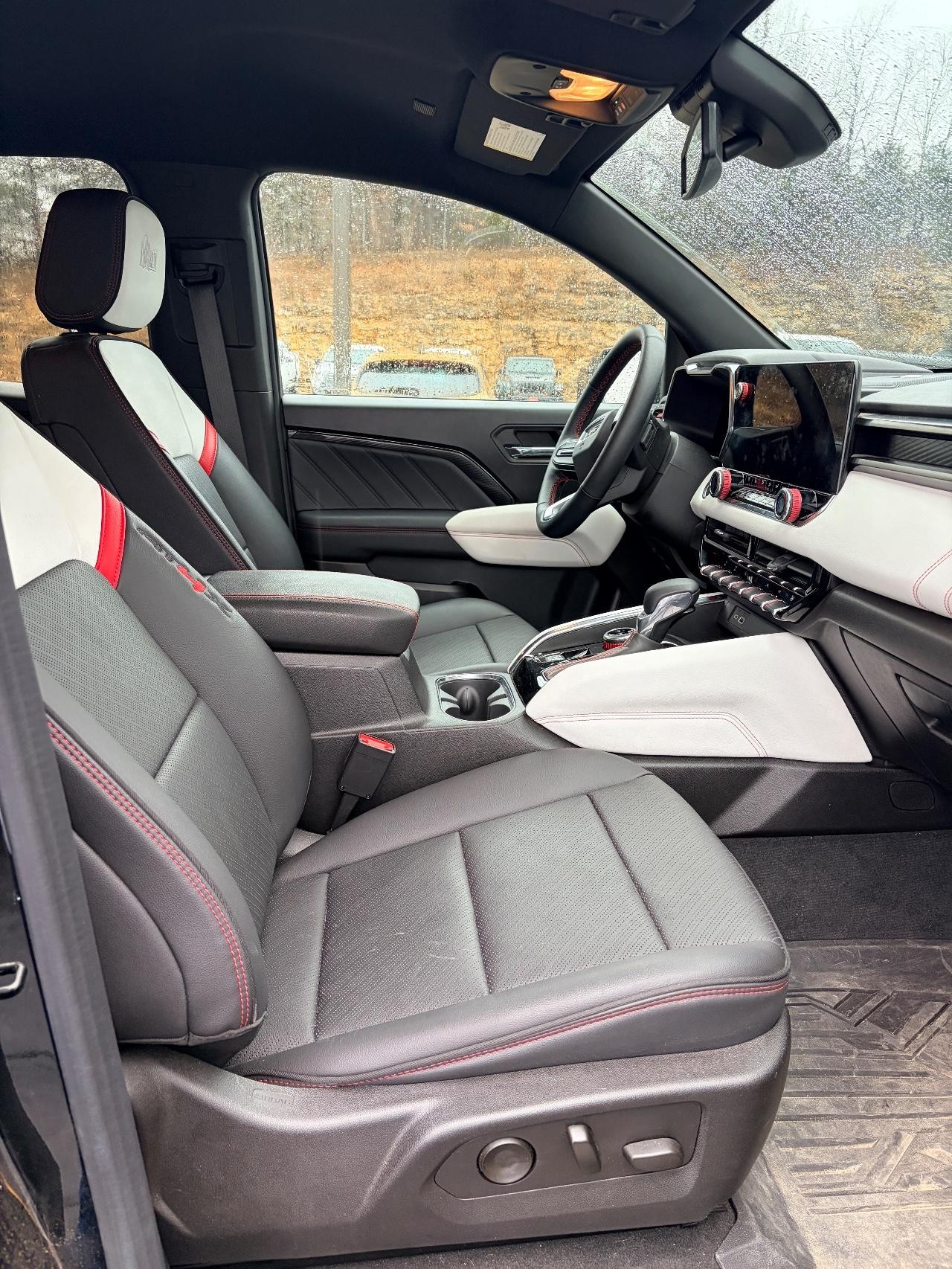 GMC Canyon Vehicle Full-screen Gallery Image 39