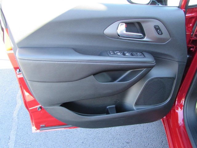 2026 Chrysler Pacifica Select - Photo 11