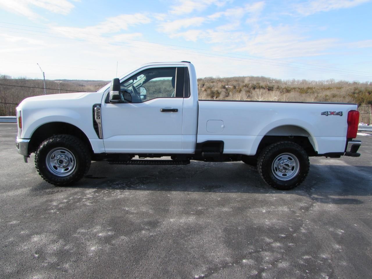 Ford F-250SD Vehicle Full-screen Gallery Image 04