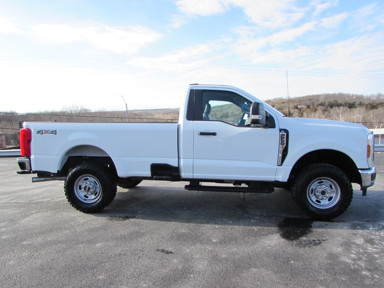 Ford F-250SD Vehicle Full-screen Gallery Image 05