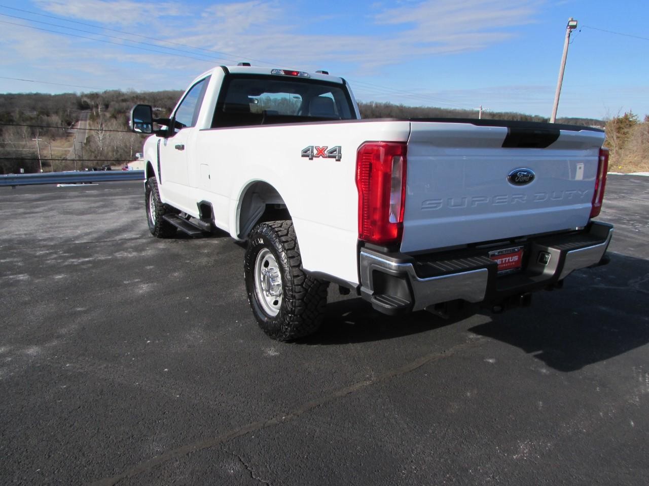 Ford F-250SD Vehicle Full-screen Gallery Image 06