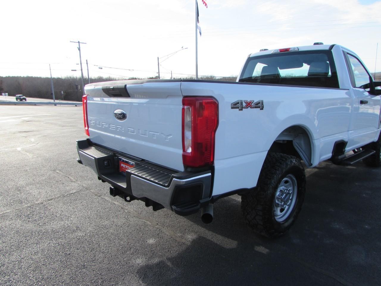 Ford F-250SD Vehicle Full-screen Gallery Image 08