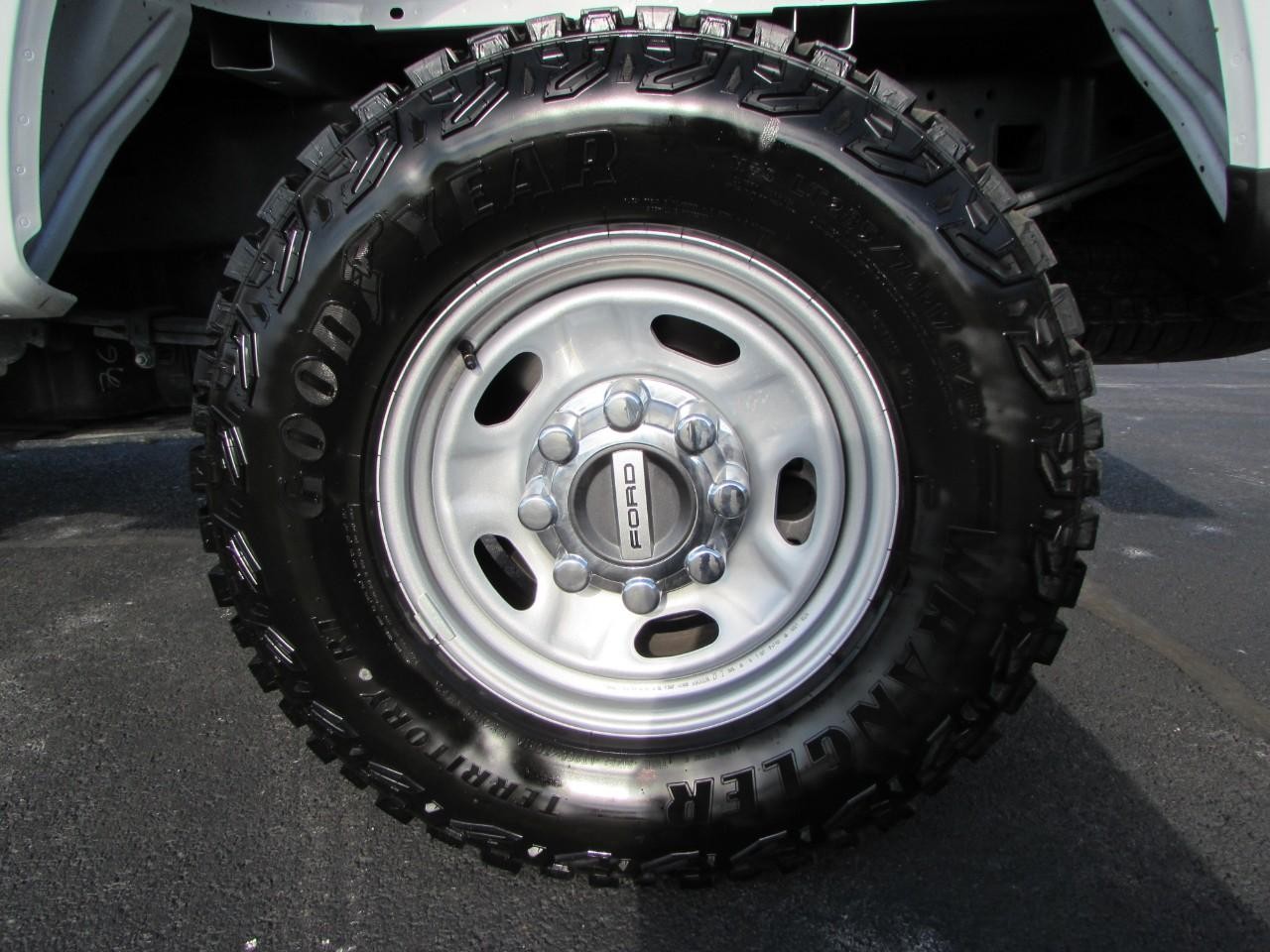 Ford F-250SD Vehicle Full-screen Gallery Image 09