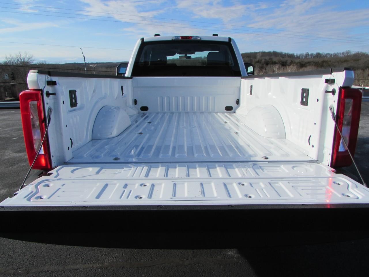 Ford F-250SD Vehicle Full-screen Gallery Image 10