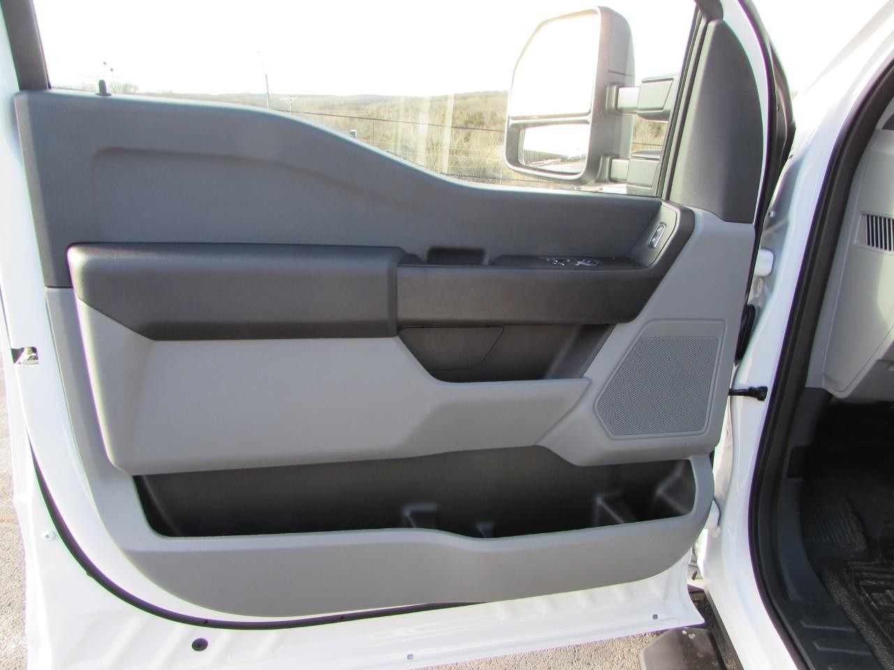 Ford F-250SD Vehicle Full-screen Gallery Image 12