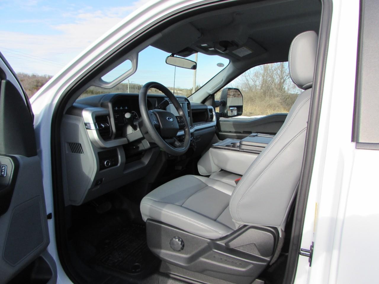 Ford F-250SD Vehicle Full-screen Gallery Image 13