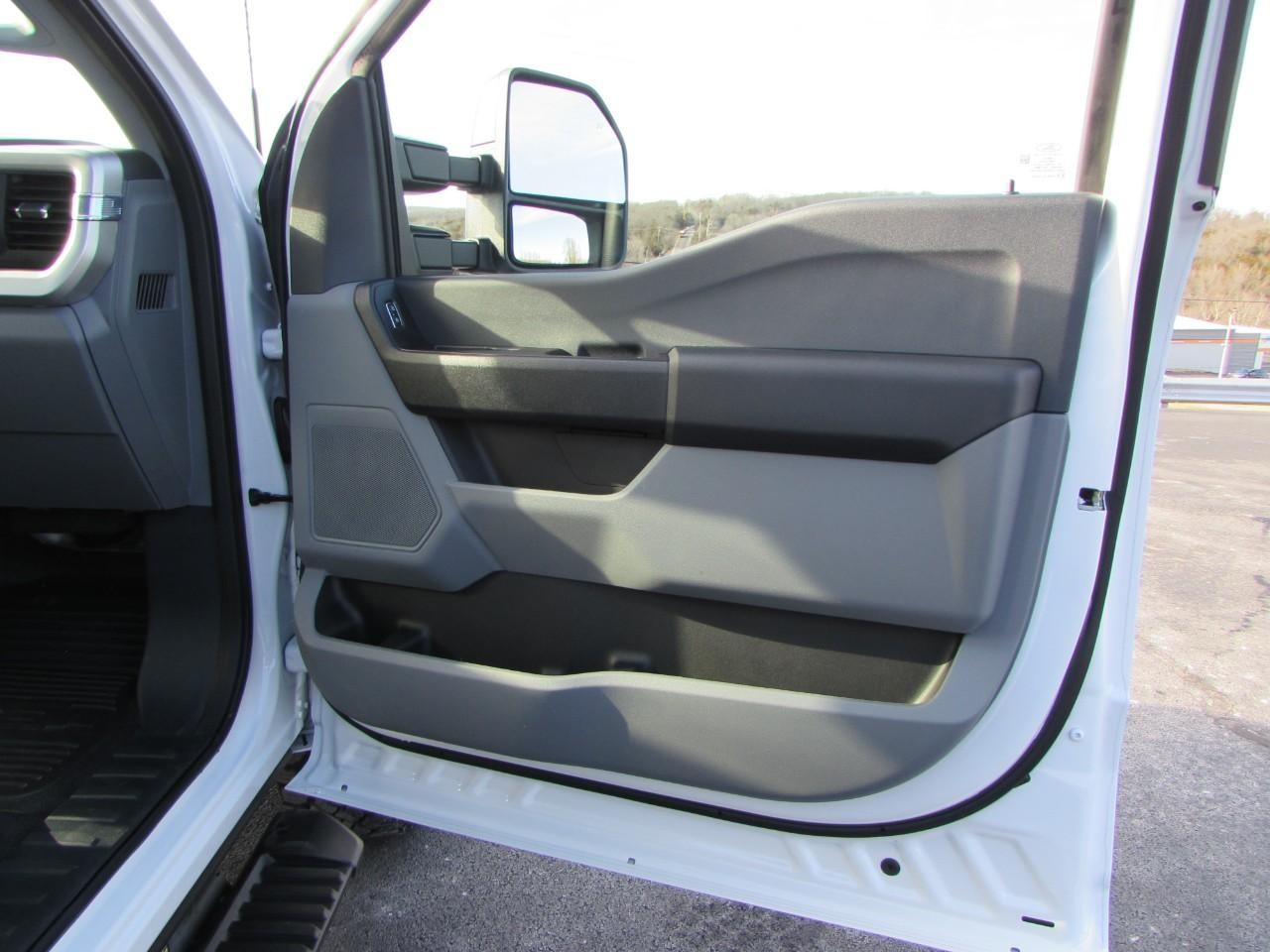 Ford F-250SD Vehicle Full-screen Gallery Image 14