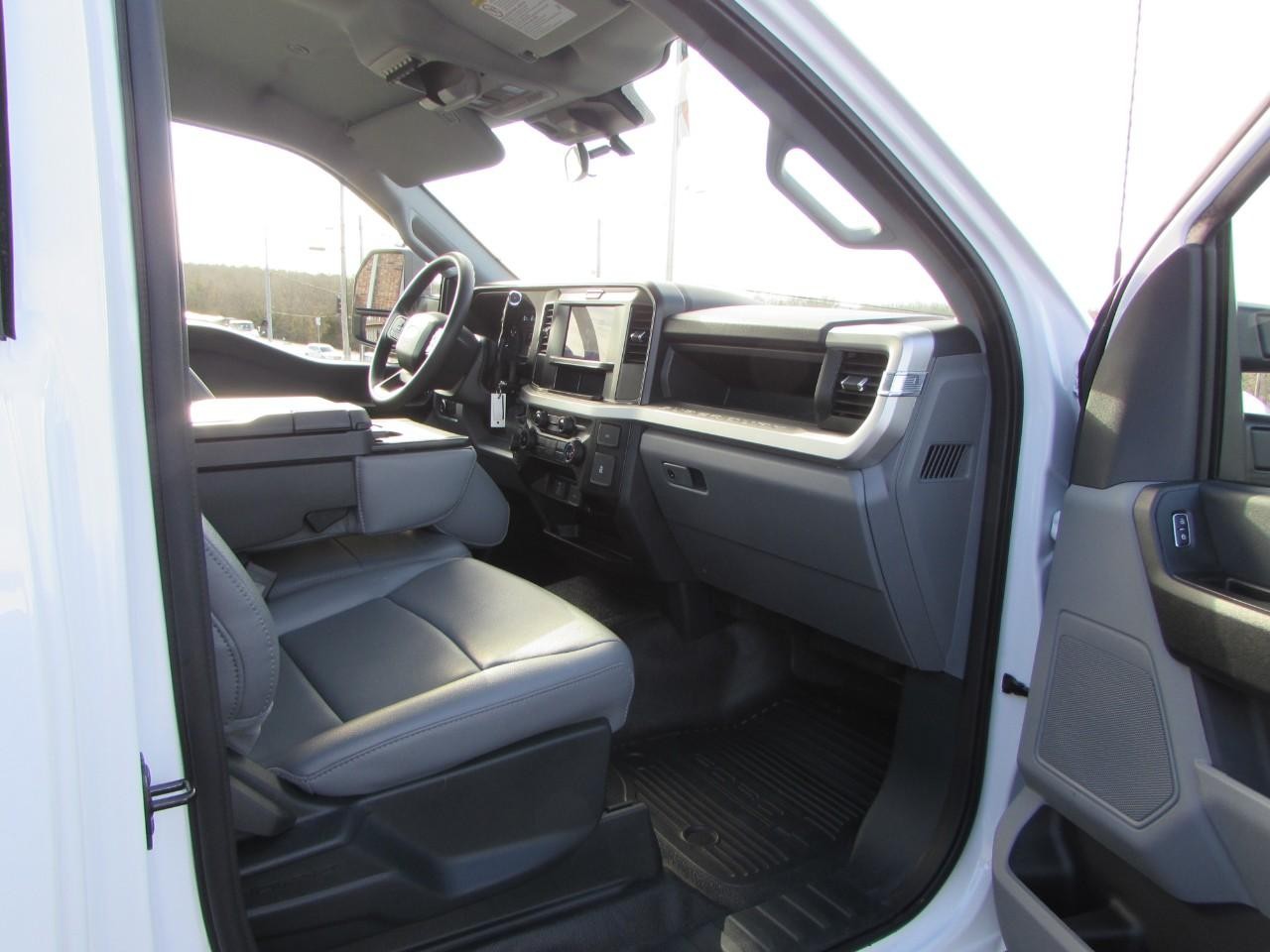 Ford F-250SD Vehicle Full-screen Gallery Image 15