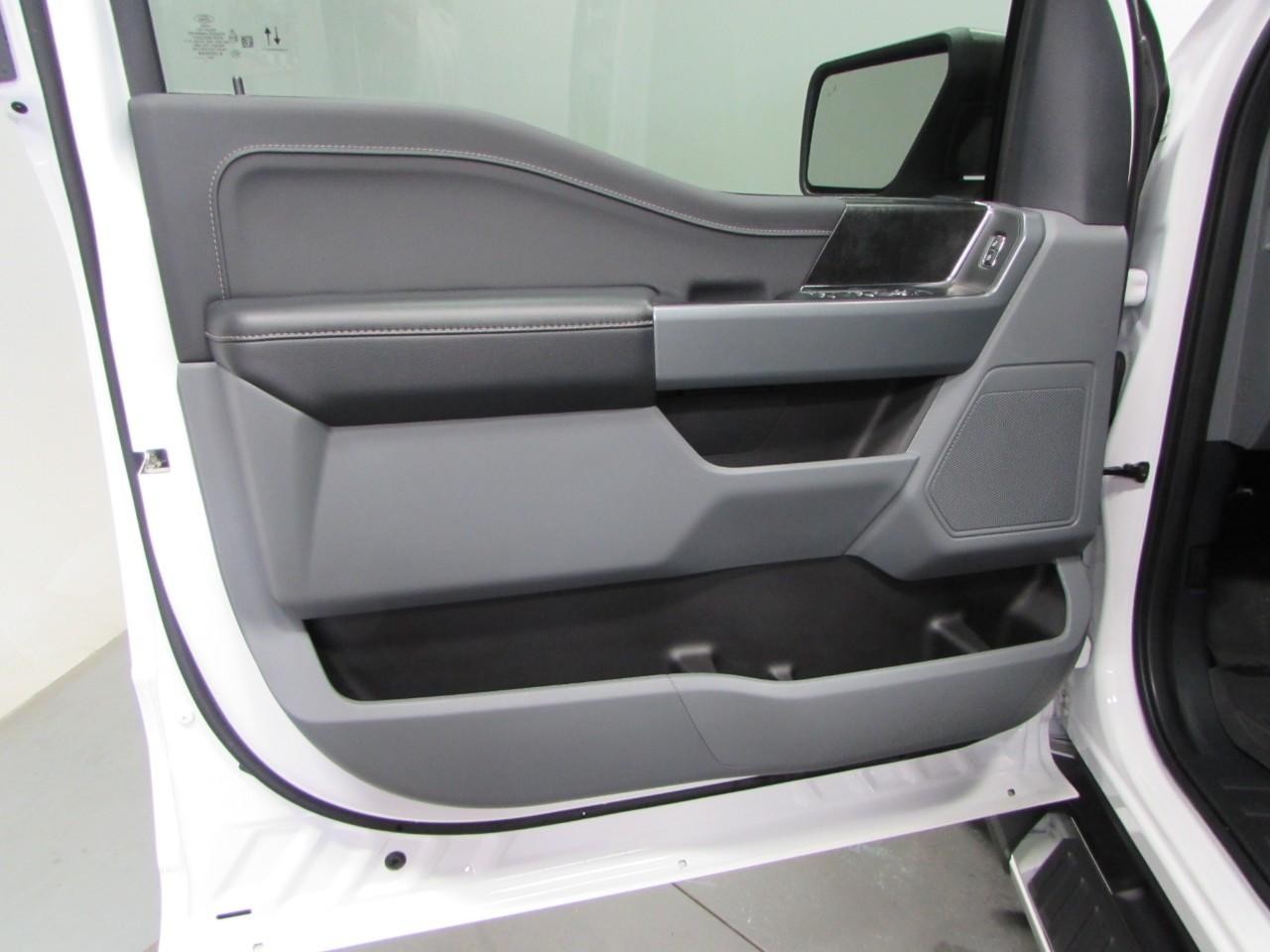 Ford F-150 Vehicle Full-screen Gallery Image 12