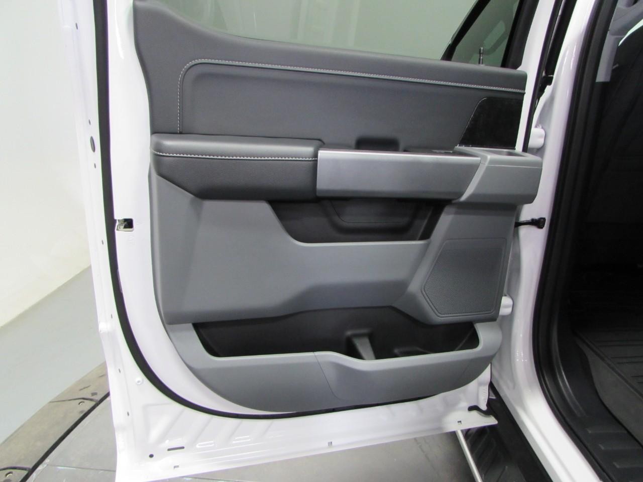 Ford F-150 Vehicle Full-screen Gallery Image 14