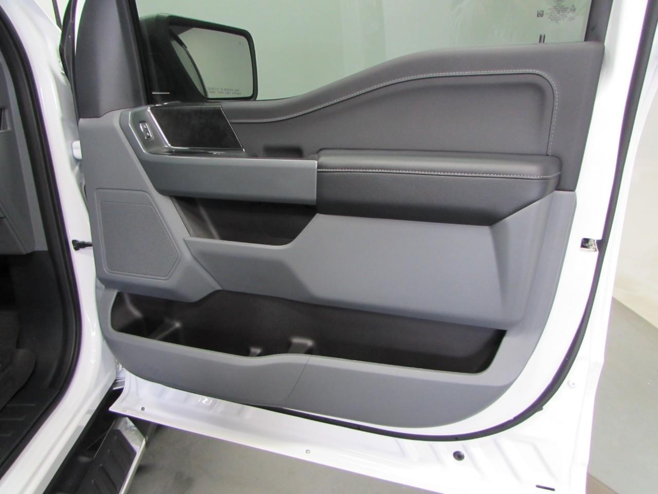 Ford F-150 Vehicle Full-screen Gallery Image 16