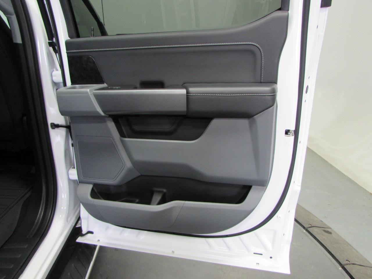 Ford F-150 Vehicle Full-screen Gallery Image 18