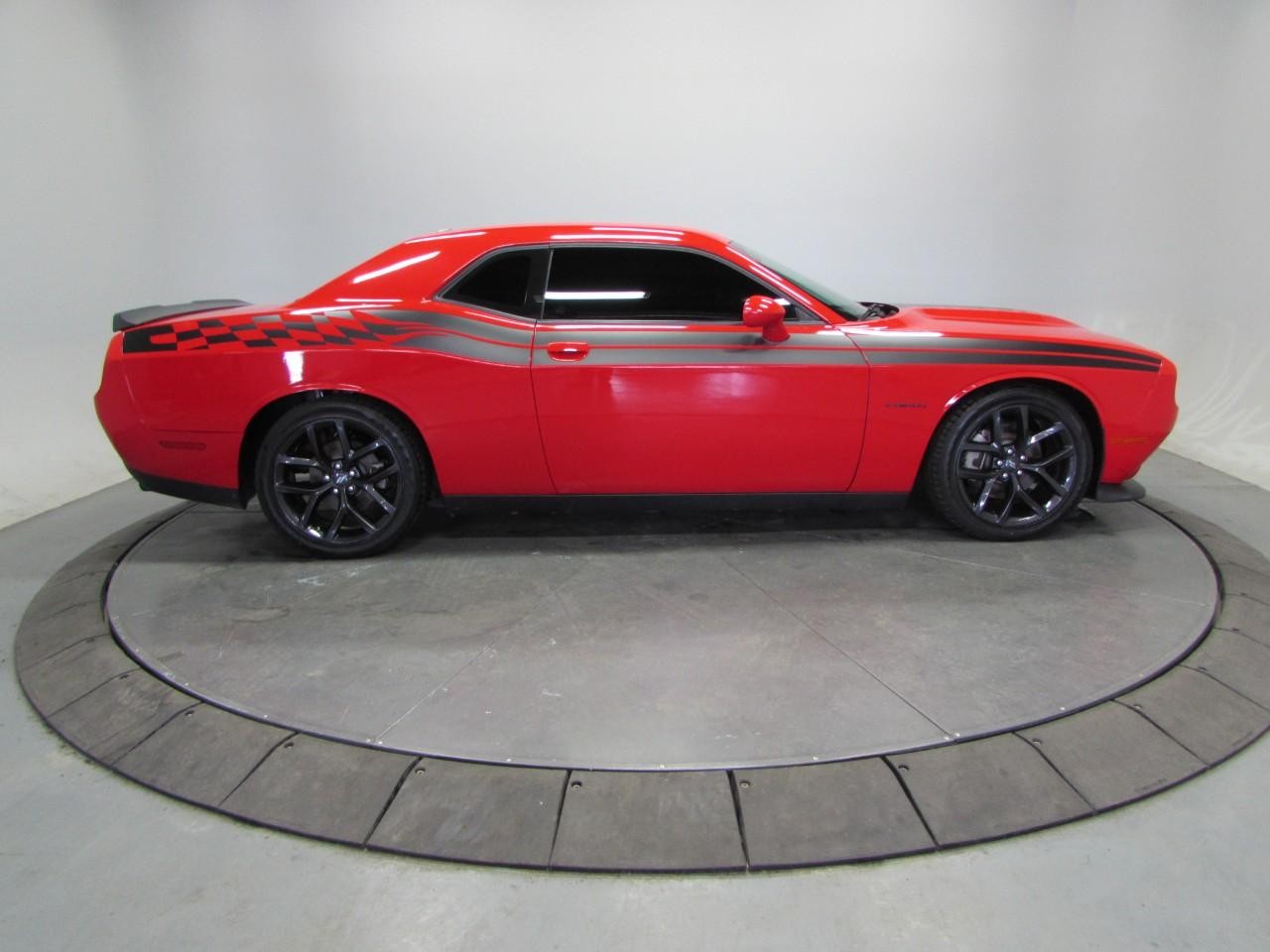 Dodge Challenger Vehicle Full-screen Gallery Image 08
