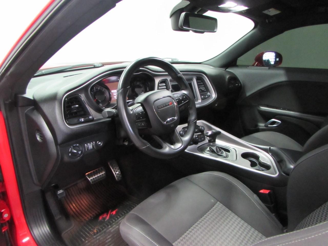 Dodge Challenger Vehicle Full-screen Gallery Image 13