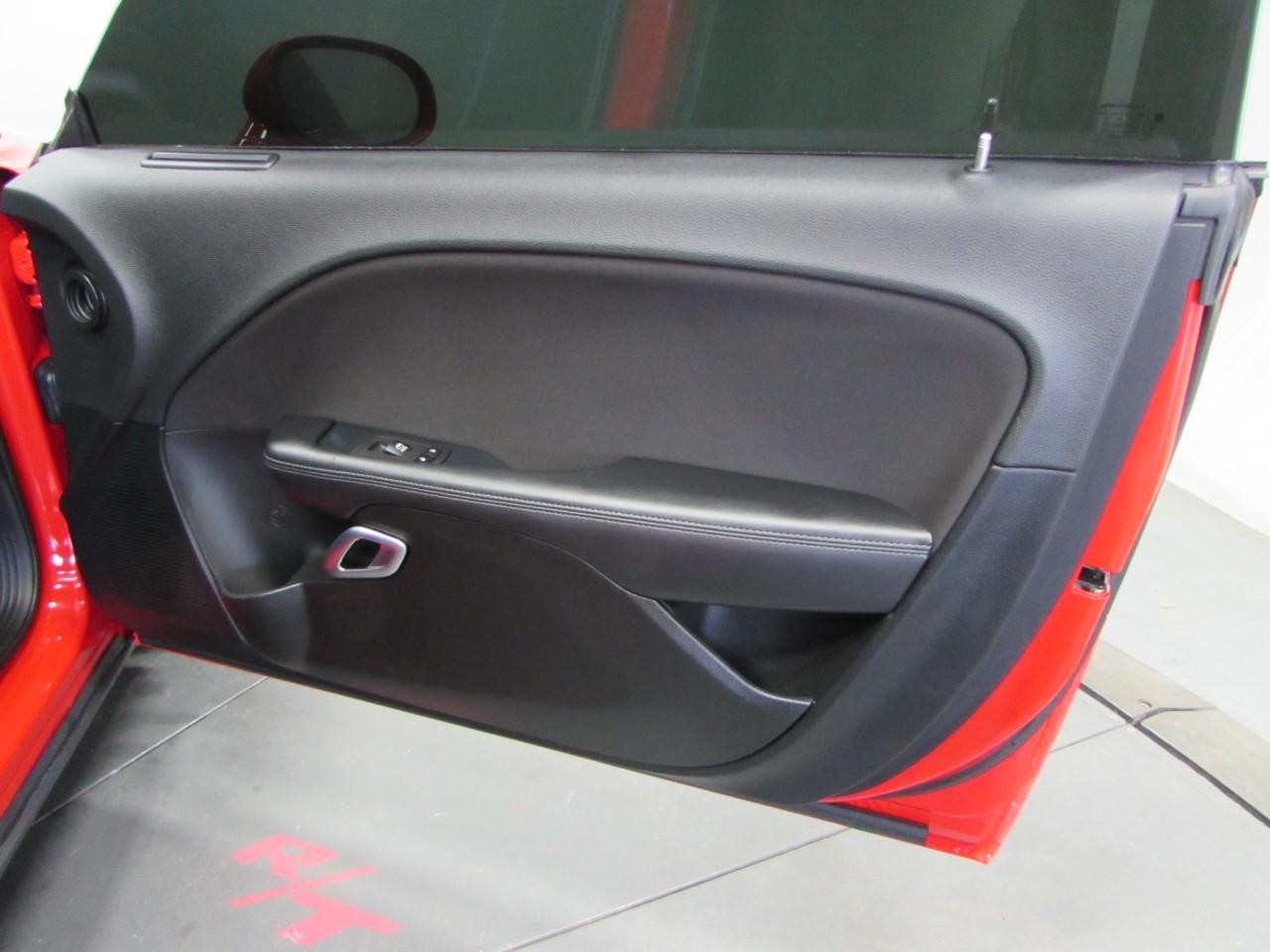 Dodge Challenger Vehicle Full-screen Gallery Image 15